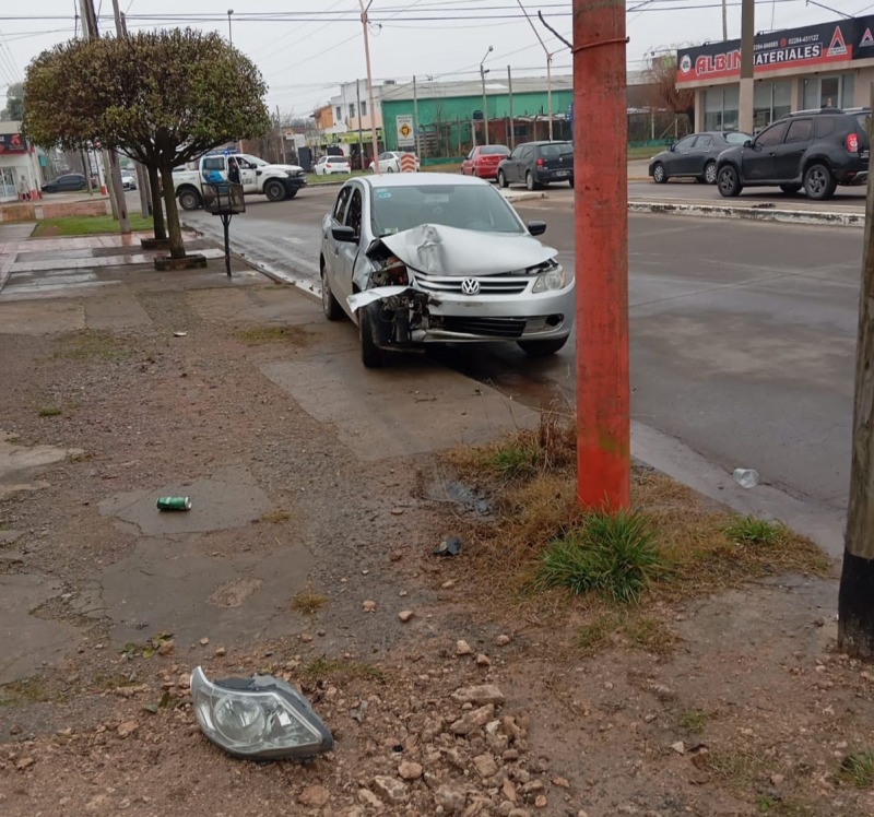 Un herido tras un despiste y choque contra una columna